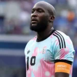 Romelu Lukaku in het tenue van de Rode Duivels aan de zijlijn van een interlandstadion.