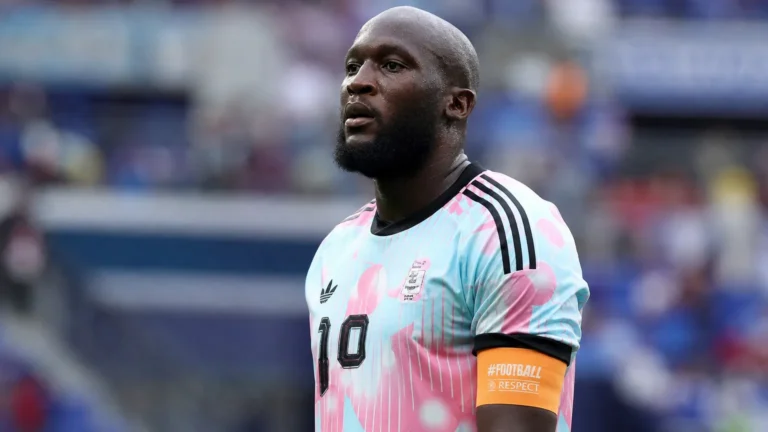 Romelu Lukaku in het tenue van de Rode Duivels aan de zijlijn van een interlandstadion.