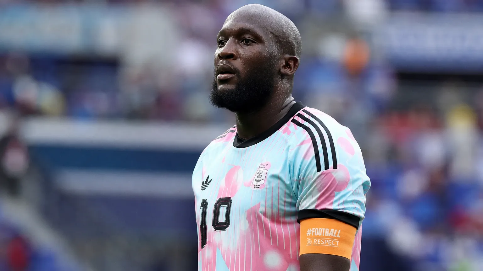 Romelu Lukaku in het tenue van de Rode Duivels aan de zijlijn van een interlandstadion.