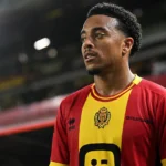 Myron van Brederode in het shirt van KV Mechelen aan de zijlijn van een stadion.