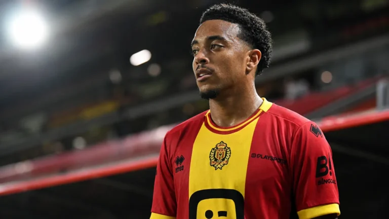 Myron van Brederode in het shirt van KV Mechelen aan de zijlijn van een stadion.