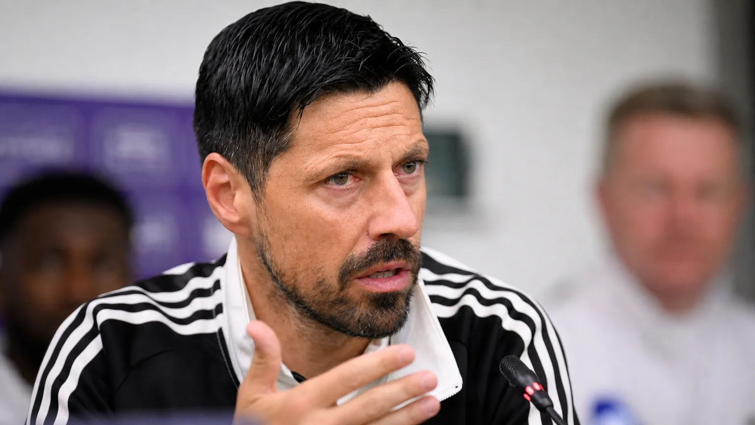 Vitor Bruno spreekt tijdens een persconferentie van Anderlecht.