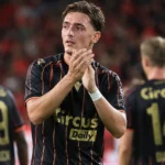 Casper Nielsen applaudisseert tijdens een wedstrijd van Standard.
