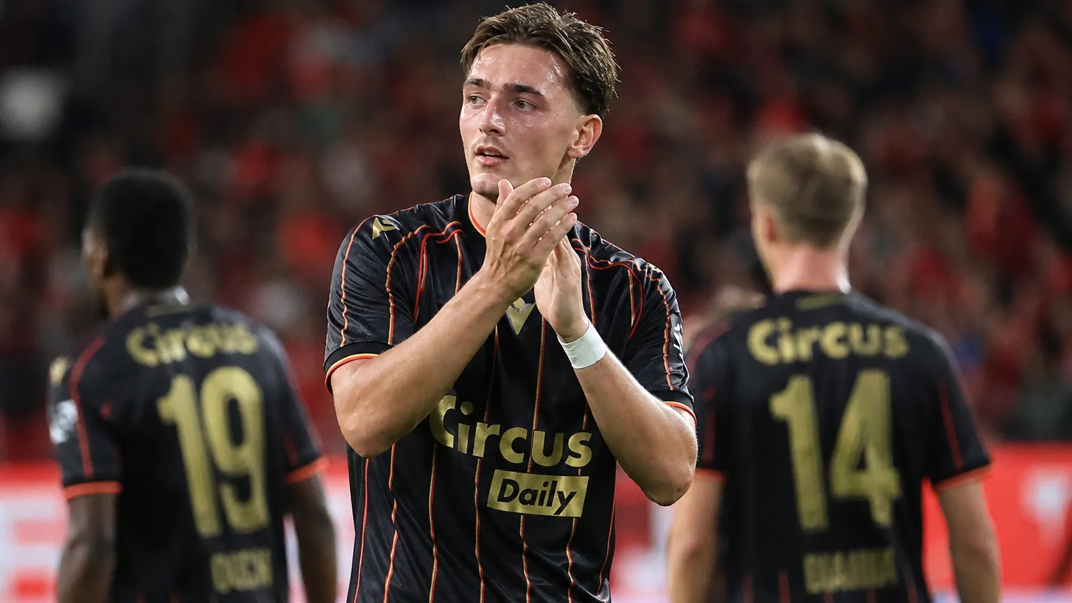Casper Nielsen applaudisseert tijdens een wedstrijd van Standard.