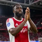 Tolu Arokodare applaudisseert na een wedstrijd in het Ajax-tenue.