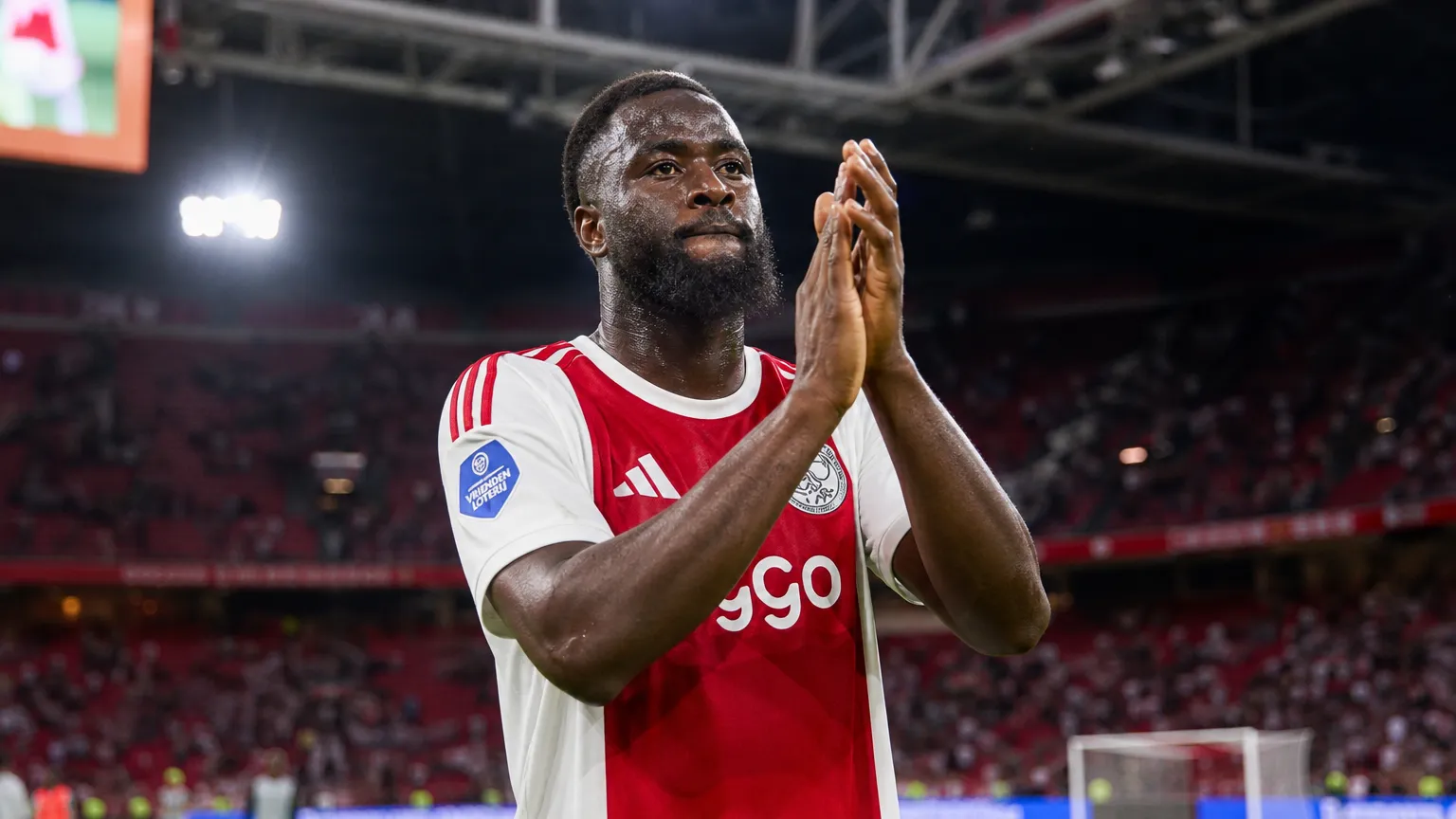 Tolu Arokodare applaudisseert na een wedstrijd in het Ajax-tenue.