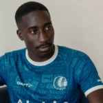 Mouhamed El Bachir Ngom tijdens een rustig interviewmoment in zijn KAA Gent-shirt.