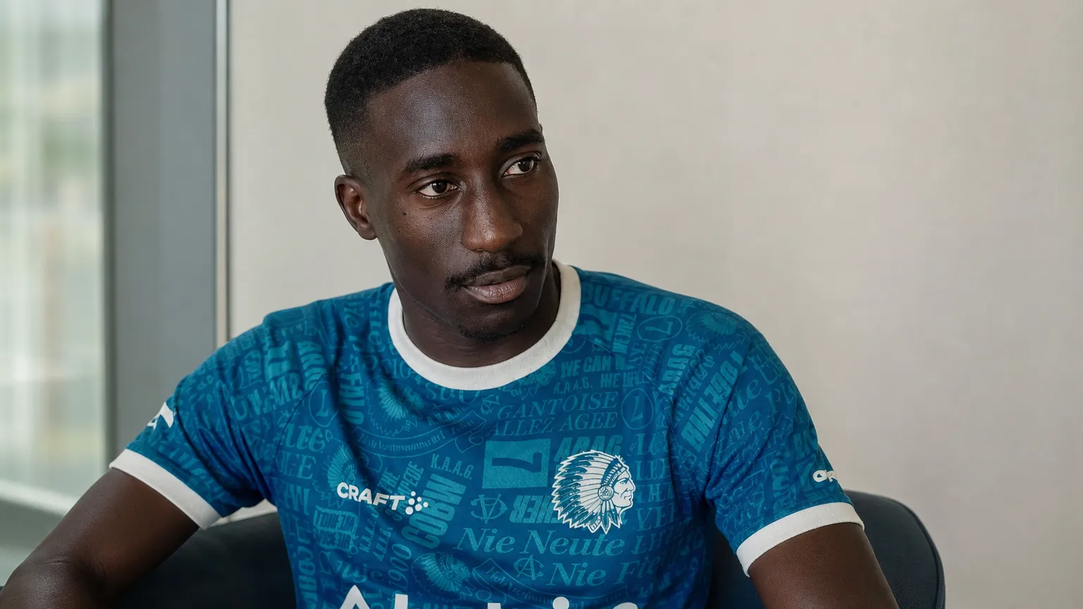 Mouhamed El Bachir Ngom tijdens een rustig interviewmoment in zijn KAA Gent-shirt.
