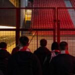 Antwerp-fans voor het gesloten bezoekersvak van Sclessin, tussen woede en onzekerheid