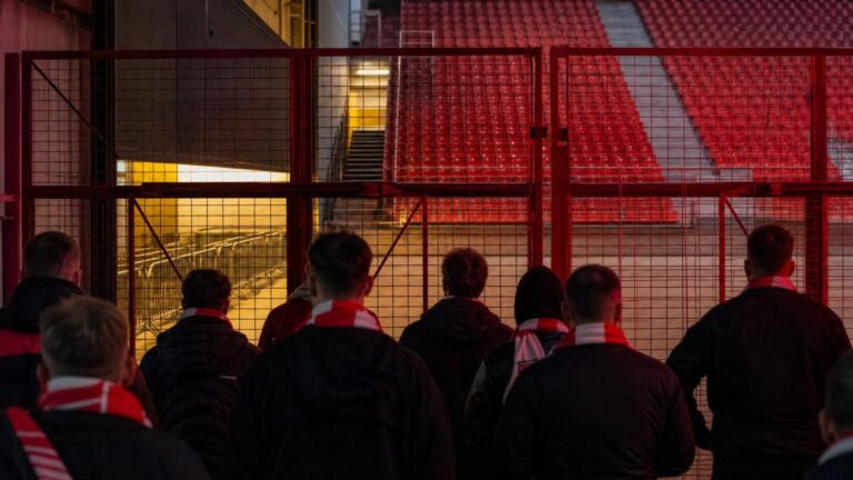 Antwerp-fans voor het gesloten bezoekersvak van Sclessin, tussen woede en onzekerheid