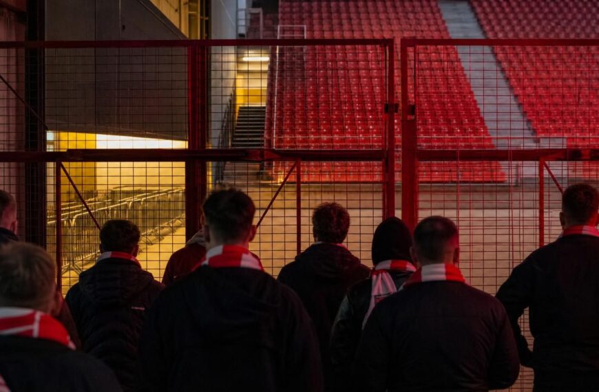 Antwerp-fans voor het gesloten bezoekersvak van Sclessin, tussen woede en onzekerheid
