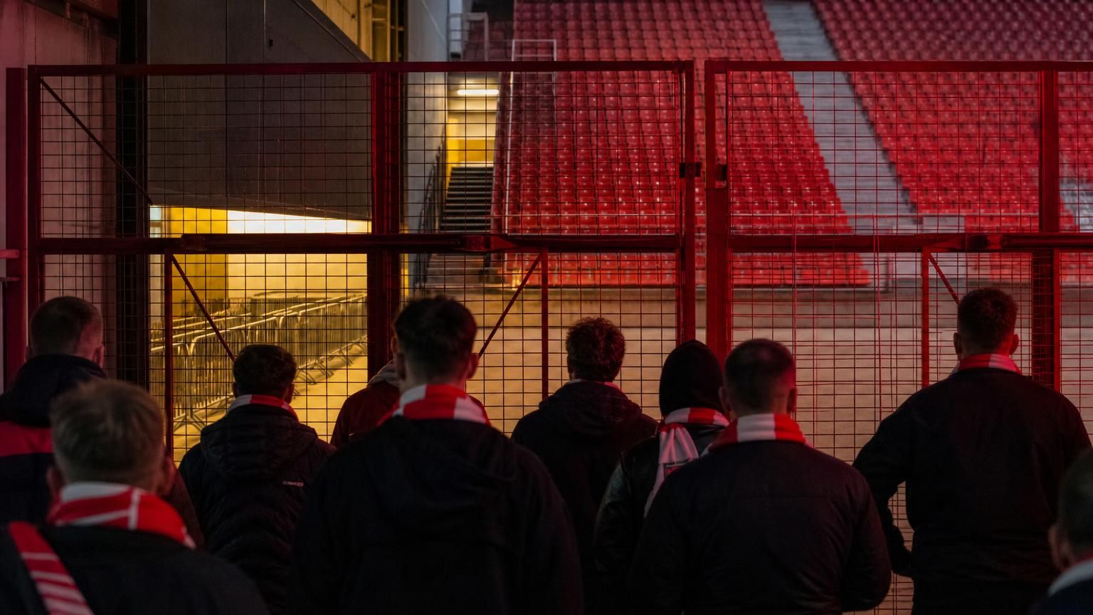 Antwerp-fans voor het gesloten bezoekersvak van Sclessin, tussen woede en onzekerheid