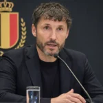Mark van Bommel maakt de selectie van de Rode Duivels bekend in een persruimte.