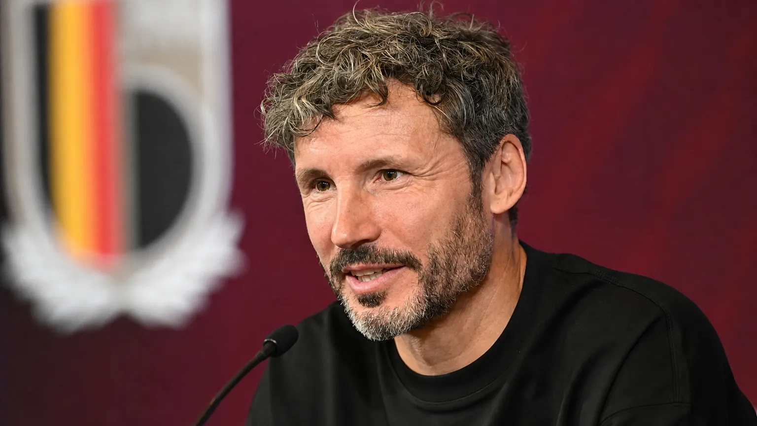 Mark van Bommel spreekt tijdens een persmoment over de Belgische selectie.