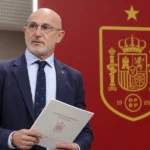 Luis de la Fuente tijdens een persmoment in een mediaruimte van Spanje.