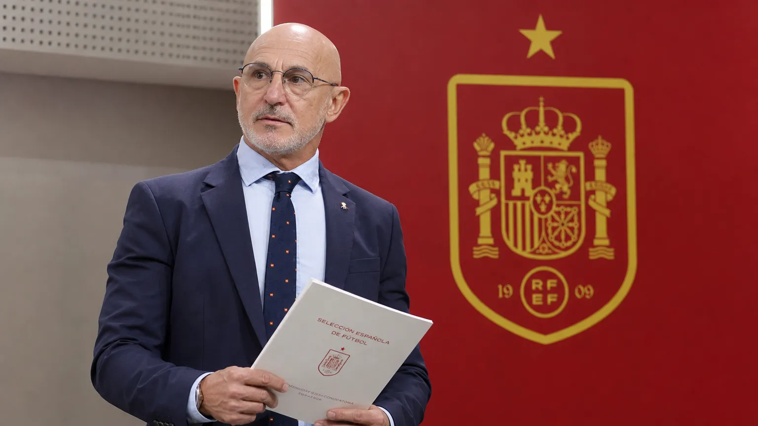 Luis de la Fuente tijdens een persmoment in een mediaruimte van Spanje.