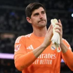 Thibaut Courtois applaudisseert als doelman van Real Madrid op het veld.