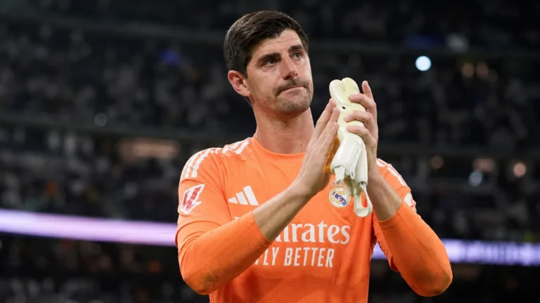 Thibaut Courtois applaudisseert als doelman van Real Madrid op het veld.