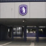 De lege ingang van het Kiel met een fysiek geïntegreerd Beerschot-embleem boven de toegang.