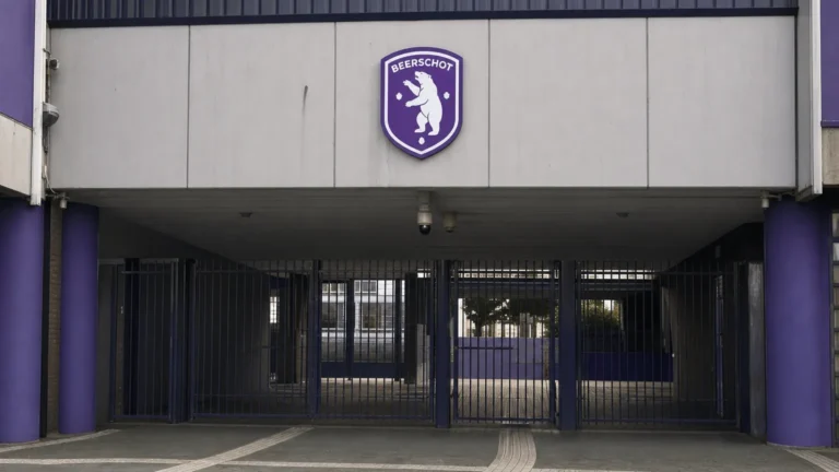 De lege ingang van het Kiel met een fysiek geïntegreerd Beerschot-embleem boven de toegang.