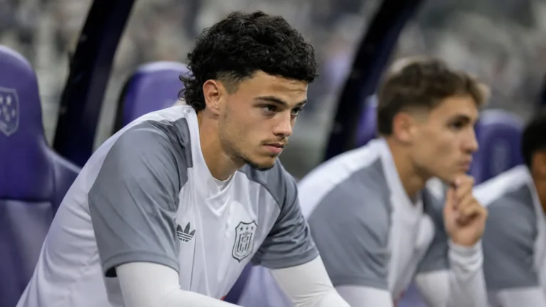 Tristan Degreef zit op de bank in de technische zone van Anderlecht.
