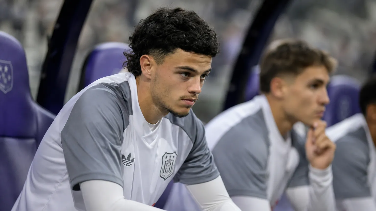 Tristan Degreef zit op de bank in de technische zone van Anderlecht.