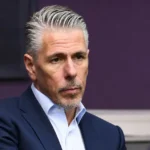 Michael Verschueren in pak tijdens een voetbalinterview.