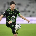 Hannes Van der Bruggen in het groen-zwarte tenue van Cercle Brugge tijdens een rustige opwarming op het veld.