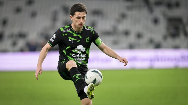 Hannes Van der Bruggen in het groen-zwarte tenue van Cercle Brugge tijdens een rustige opwarming op het veld.