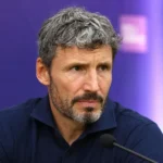 Mark van Bommel tijdens een persconferentie in een donkerblauwe polo.
