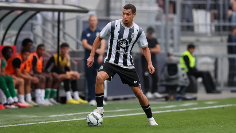 Yassine Khalifi van Sporting Charleroi controleert de bal tijdens een wedstrijdmoment.