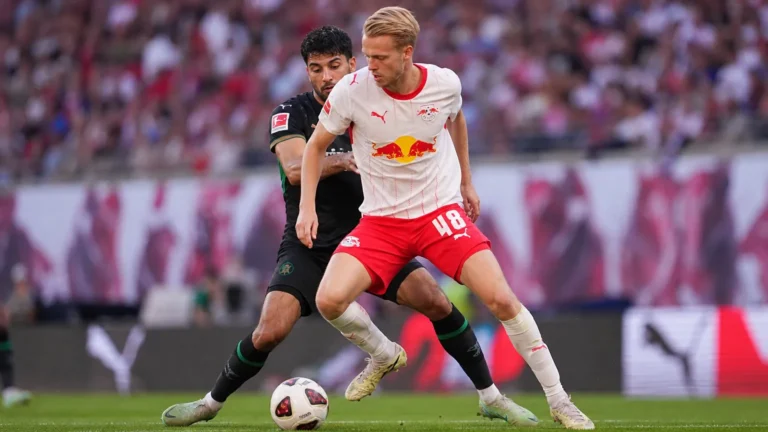 Arthur Vermeeren in actie voor RB Leipzig tijdens een wedstrijd.