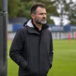 Ivan Leko staat aan de rand van een Club Brugge-trainingsveld tijdens de interlandperiode.
