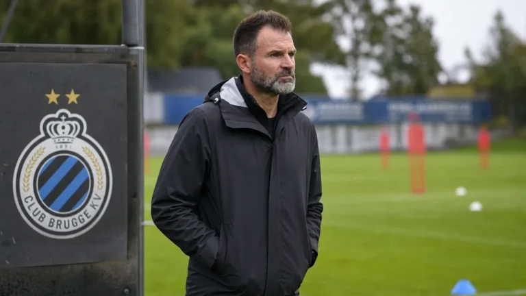 Ivan Leko staat aan de rand van een Club Brugge-trainingsveld tijdens de interlandperiode.