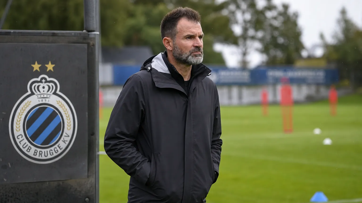 Ivan Leko staat aan de rand van een Club Brugge-trainingsveld tijdens de interlandperiode.