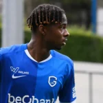 Noah Adedeji-Sternberg van KRC Genk langs de rand van het veld.