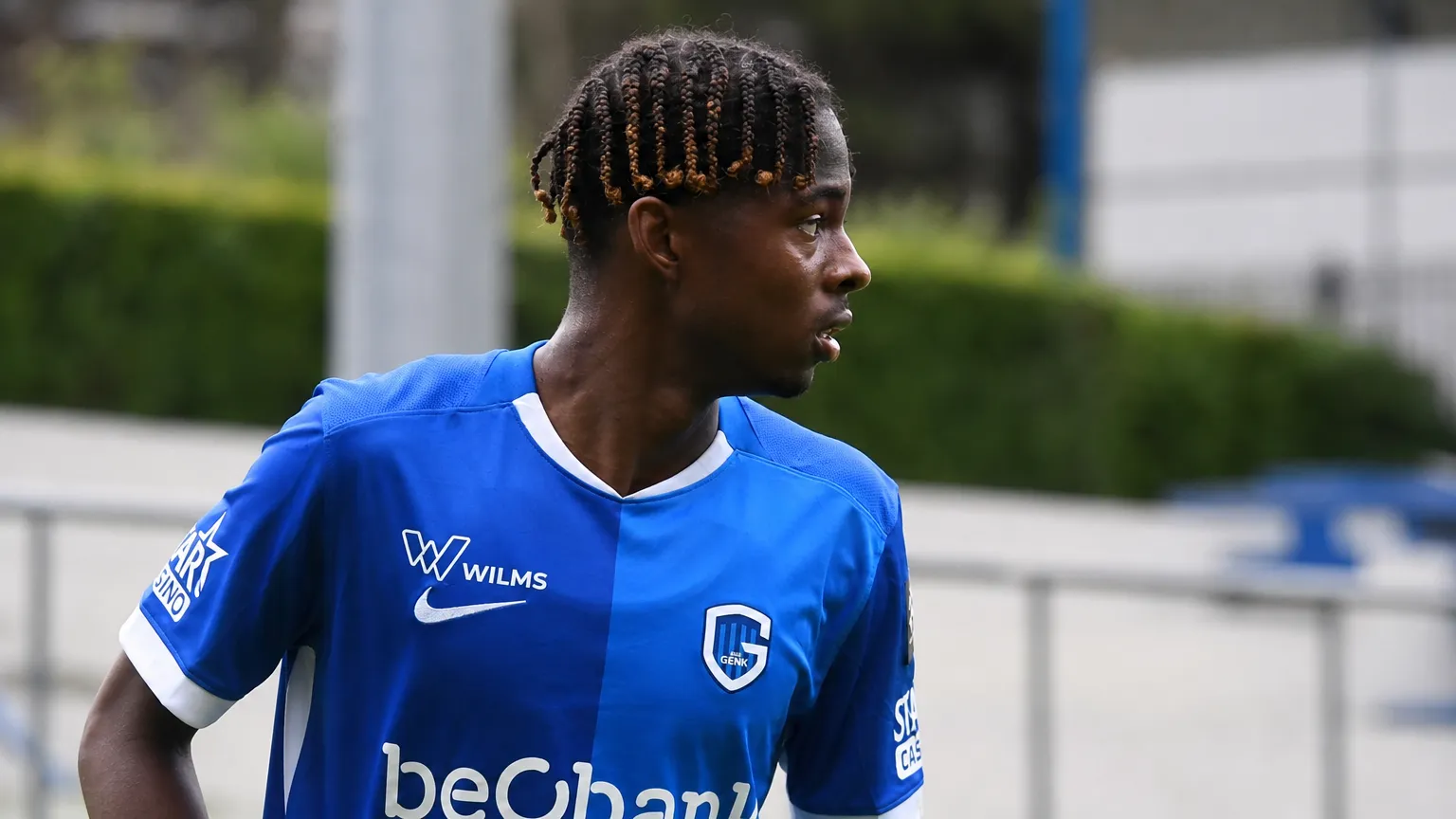 Noah Adedeji-Sternberg van KRC Genk langs de rand van het veld.