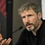 Mark van Bommel spreekt op een persmoment voor de Belgische nationale ploeg.