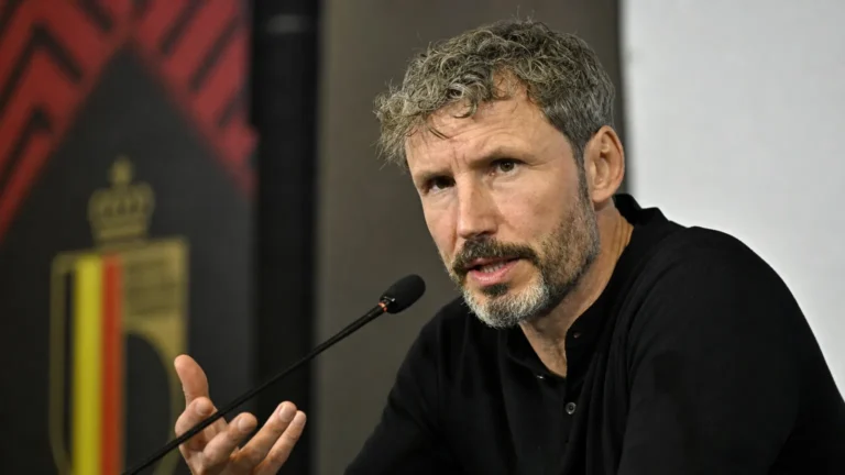 Mark van Bommel spreekt op een persmoment voor de Belgische nationale ploeg.