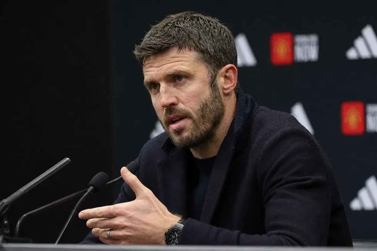 Michael Carrick spreekt tijdens een persconferentie van Manchester United.