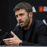 Michael Carrick spreekt tijdens een persconferentie van Manchester United.