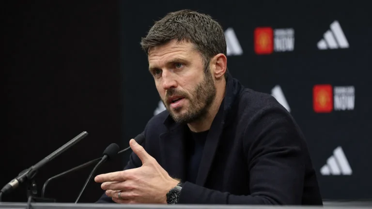 Michael Carrick spreekt tijdens een persconferentie van Manchester United.