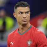Cristiano Ronaldo in het rode shirt van Portugal in een stadion.