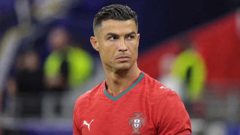 Cristiano Ronaldo in het rode shirt van Portugal in een stadion.