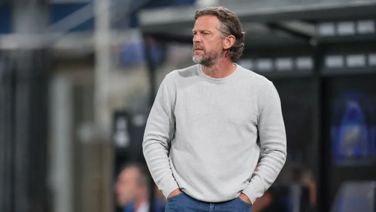 Rik De Mil staat geconcentreerd in de technische zone voor een wedstrijd van KAA Gent.