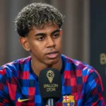 Lamine Yamal in FC Barcelona-tenue tijdens een televisie-interview.