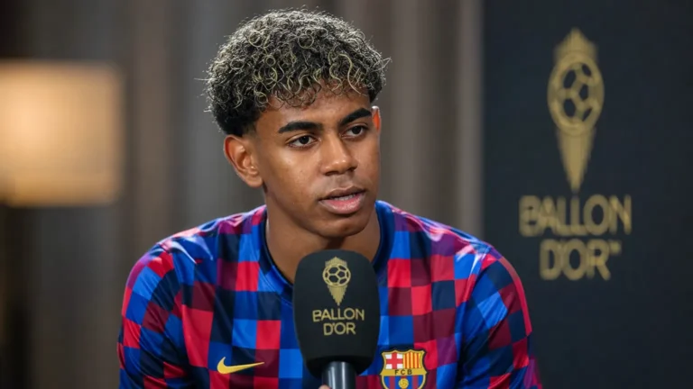 Lamine Yamal in FC Barcelona-tenue tijdens een televisie-interview.
