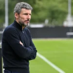 Mark van Bommel staat geconcentreerd naast een trainingsveld van de Rode Duivels.