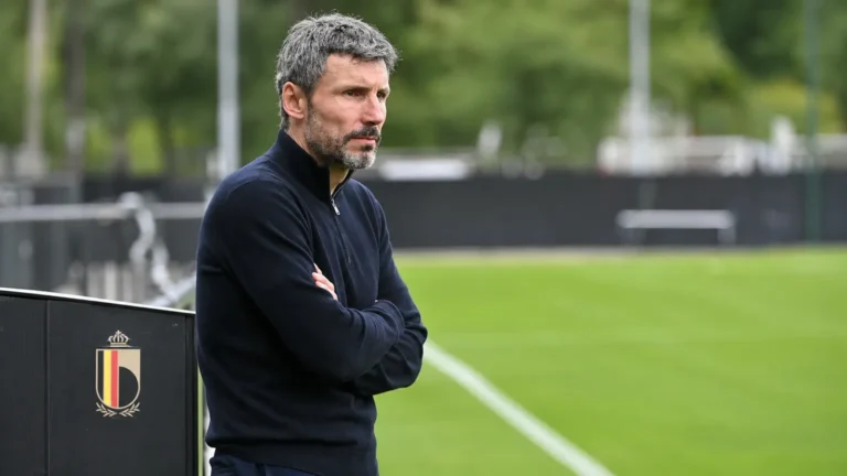 Mark van Bommel staat geconcentreerd naast een trainingsveld van de Rode Duivels.
