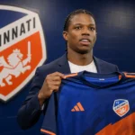Tyrell Malacia presenteert zich in het tenue van FC Cincinnati.